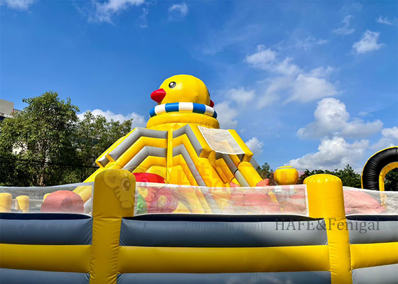 Castelo de diversão inflável amarelo grande ao ar livre, castelo de jogo de salto