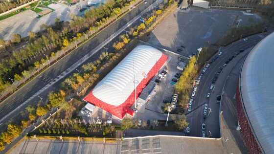 AirBrother 30×50m Edifício de Membrana Suportada por Ar – Solução de Domo Modular de 1.500m²